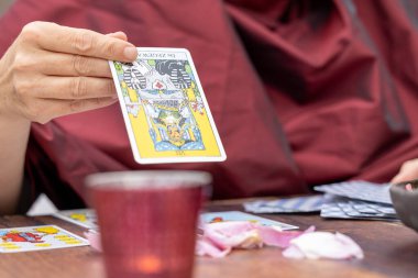 Eylül 'ün 15' i, 2021, Antwerp, Belçika, büyülü sahne, esrarengiz konsept, falcılık, masada tarot kartları. Kehanet, astroloji ve ezoterizm kavramı. 