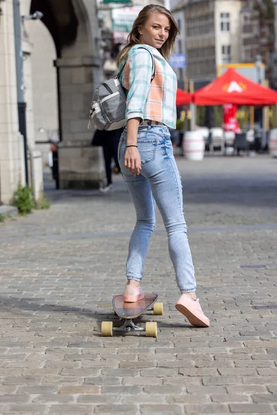 Αστική σύγχρονη γενιά έννοια, Trendy νεαρή γυναίκα που διασκεδάζει χρησιμοποιώντας ηλεκτρικά σκούτερ γύρω από την πόλη — Φωτογραφία Αρχείου