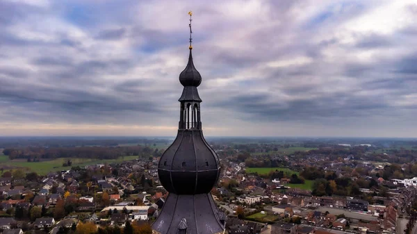 Belgien, Hoogstraten, 11. November 2021, Drohnenaufnahme der spätgotischen Kirche Saint-Katharina, der dritthöchsten Kirche Belgiens, einem der höchsten Backsteingebäude der Welt. — Stockfoto