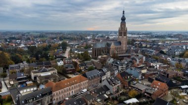 Belçika, Hoogstraten, 11 Kasım 2021, geç dönem Gotik Saint-Katharina kilisesinin insansız hava aracı fotoğrafı, üçüncü en yüksek Belçika kilisesi, dünyanın en yüksek tuğla binalarından biri..