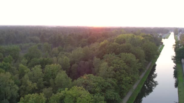 Ηλιοβασίλεμα πάνω από τον ποταμό εναέρια θέα με drone. Κανένα φυσικό δασικό τοπίο. Φυσική ομορφιά. Φθινοπωρινό δάσος. Ο ήλιος έδυσε. Ευρώπη, Βέλγιο, Beerse, Rijkevorsel — Αρχείο Βίντεο