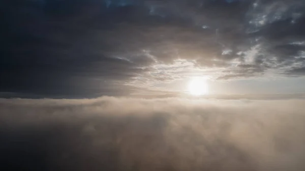 Лети над туманом між хмарами під час сходу сонця. Літаючий Дрон Входить в туманні хмари на вечорі. Повітряний дрон. — стокове фото