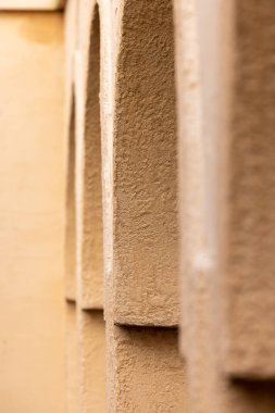 Kemerleri ve turizm dekorasyonları olan tipik bir ortadoğu mimari binasının duvarında Arap tarzı lamba. 