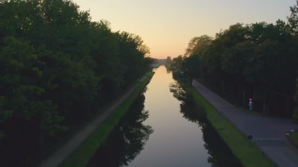 Zachód słońca nad rzeką z dronem. Nikt nie jest krajobrazem lasu. Naturalne piękno. Jesienny las liściowy. Słońce zaszło. Europa, Belgia, Beerse, Rijkevorsel — Wideo stockowe