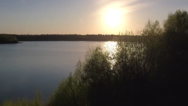 Bela Vista do Lago Cênico com reflexo de água, rodeado por Floresta e árvores ao pôr do sol. Aerial Drone Shot. Tomado perto de Beerse, Bélgica. 4K — Vídeo de Stock