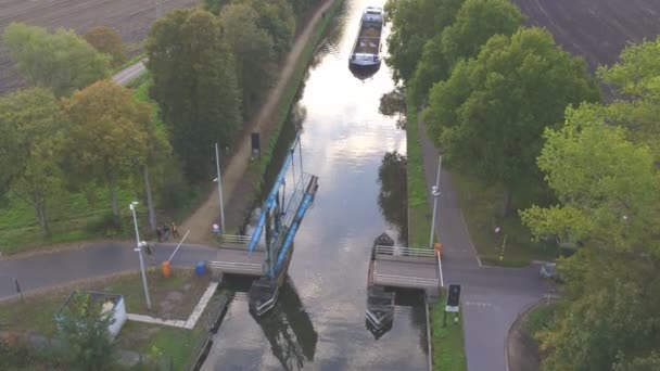 Rijkevorsel, Belgien, November 2021, Ziehbrücke öffnen und schließen, um ein Boot passieren zu lassen. Zugbrücke am Dessel-Schoten-Kanal, zwischen Wäldern und Ackerland. — Stockvideo