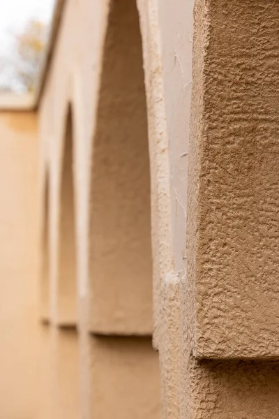 아치형 및 관광용 장식 이 있는 전형적 인 중동 건축 양식 건물 의벽에 있는 아라비아 양식 램프 — 스톡 사진