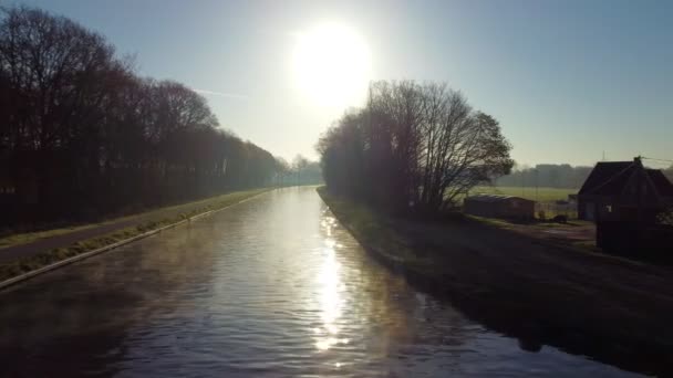 Drönare flyger lågt över floden eller kanalen och skogen i Belgien — Stockvideo