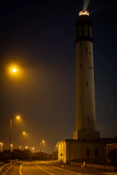 Gyönyörű floodlit világítótorony kora este Dunkirk, Franciaország — Stock Fotó