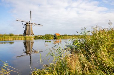 UNESCO 'nun dünya mirası sitesi Kinderdijk' teki ünlü Hollanda yel değirmenlerinden birinin yatay resmi. Fotoğraftaki 19 değirmenden biri Kinderdijk, Güney Hollanda, Hollanda,