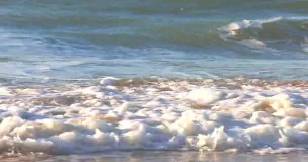 Slow Motion - Okyanus dalgası n cyan deniz suyu beyaz köpükle güneşli mavi gökyüzünde arka planda tropikal yaz kumlu plajlarda güneşli bir günde ada cennetinde, b-roll video görüntüleri — Stok video