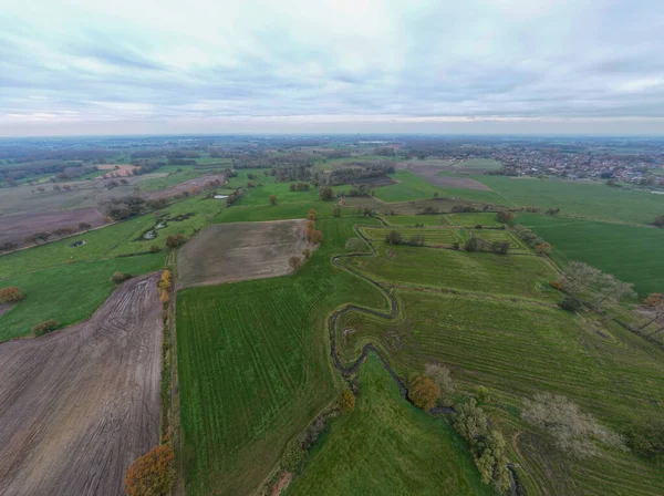 Hava manzaralı yeşil alan karası ya da manzarası. Tarım çiftliği, ev inşaatı, köy dahil. O gayrimenkul veya mülk. Konut paylaşımı, geliştirme, satış veya yatırım için arsa.