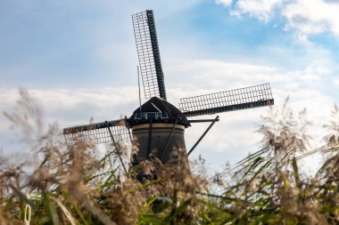 UNESCO 'nun dünya mirası sitesi Kinderdijk' teki ünlü Hollanda yel değirmenlerinden birinin yatay resmi. Fotoğraftaki 19 değirmenden biri Kinderdijk, Güney Hollanda, Hollanda,
