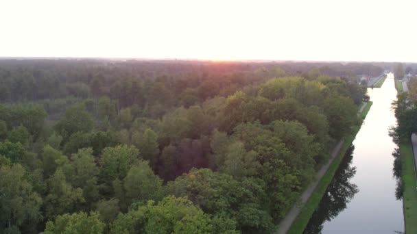 Zachód słońca nad rzeką z dronem. Nikt nie jest krajobrazem lasu. Naturalne piękno. Jesienny las liściowy. Słońce zaszło. Europa, Belgia, Beerse, Rijkevorsel — Wideo stockowe