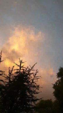 Bulutlarla dolu güzel mavi bir gökyüzü. Yazın bulutlu bir gökyüzü. Güzel doğa ve kabarık bulutlar. Akşamları mavi gökyüzü kararır. Bulutlarda parlayan ışık ışınları.