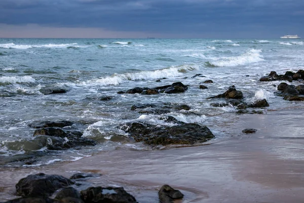 Las olas del mar golpean rocas en la playa con agua de mar turquesa causando salpicaduras de agua. Increíble paisaje marino acantilado de roca en la costa de ópalo francés. —  Fotos de Stock