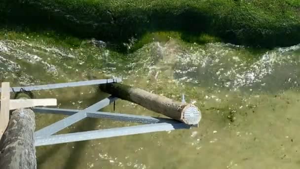 Hullámok a tenger összeomlik a tengerparton, és körül régi fém kikötési oszlopok a tengerparton — Stock videók
