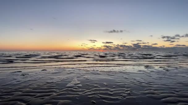 Ωκεανό κύματα ηλιοβασίλεμα αντανακλάται στην επιφάνεια του νερού, φύση φόντο της θάλασσας. — Αρχείο Βίντεο