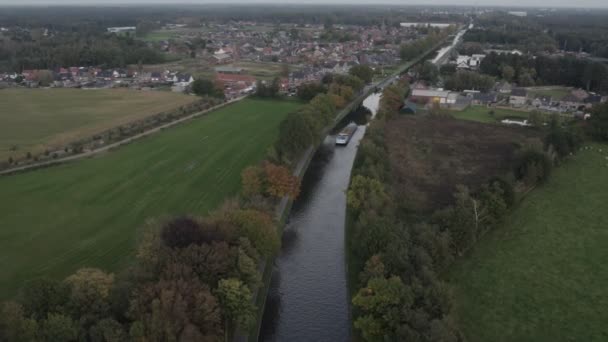 Rijkevorsel, Kempen, Belçika 'daki Dessel Schoten kanalı hava fotoğrafı doğal yeşil tarım arazisindeki su yolunu gösteriyor. — Stok video