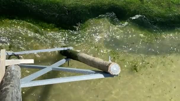 해변에 부딪치는 바 다 물결 과 해안에 있는 낡은 금속 전봇대 주위의 파도 — 비디오