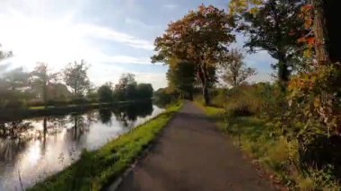 Pov hiperhız ya da zaman atlaması yükselen güneş ve cennet manzaralı bir nehir ve çizgili bir köprü