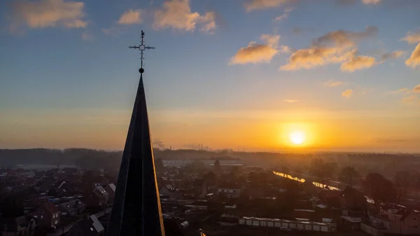 Cityscape silhuett av katolska kyrktorn i Sint Jozef, Rijkevorsel, Belgien på en underbar orange blå kväll himmel bakgrund. Stadslandskap och religionsbegrepp. — Stockfoto