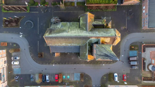 Rijkevorsel, Belgio, 28 gennaio 2022. Sint Jozef Rijkevorsel vecchia strada e una vista della Chiesa di San Giuseppe dall'alto. Vista aerea drone. — Foto Stock
