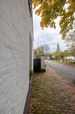 Hoogstraten, Belçika, 11 Kasım 2021, UNESCO, Belçika Hoogstraten Beguinage 'ı listeledi. Hoogstraten 'ın güzel ortaçağ Beguinage' ı bulutlu gökyüzünün altındaki beyaz evleri gösteriyor.