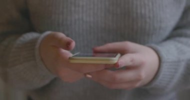 Akıllı telefonlu genç bir bayana yakın dur, mutlu kız ayakta cep telefonu kullanıyor. Çevrimiçi bağımlılık kavramı, sosyal medya, SMS mesajları, seks randevuları, internet