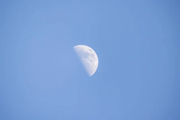 半月形或半月形，蓝天形。雄伟的月亮，晴朗的天空. — 图库照片