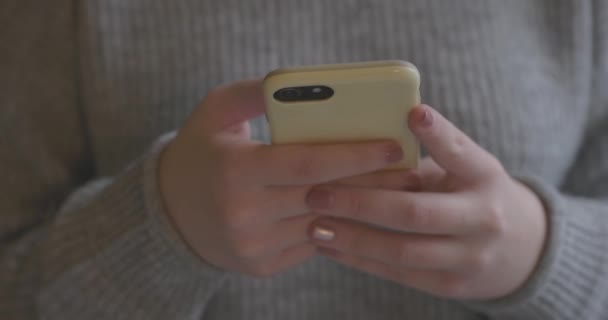 Akıllı telefonlu genç bir bayana yakın dur, mutlu kız ayakta cep telefonu kullanıyor. Çevrimiçi bağımlılık kavramı, sosyal medya, SMS mesajları, seks randevuları, internet — Stok video