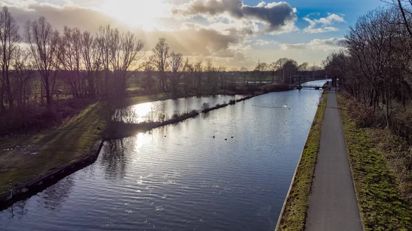 Kanalen Dessel Schoten flygfoto i Rijkevorsel, kempen, Belgien, visar vattenvägen i det naturliga gröna jordbrukslandskapet. Högkvalitativt foto — Stockfoto