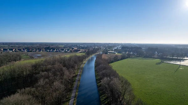 Canal Dessel Schoten foto aérea em Rijkevorsel, kempen, Bélgica, mostrando a via navegável na paisagem agrícola verde natural. Foto de alta qualidade — Fotografia de Stock