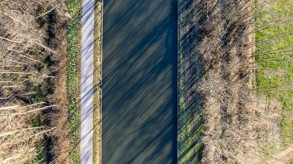 Zdjęcie lotnicze kanału Dessel Schoten w Rijkevorsel, Kempen, Belgia, pokazujące drogę wodną w naturalnym zielonym krajobrazie rolniczym. Wysokiej jakości zdjęcie — Zdjęcie stockowe
