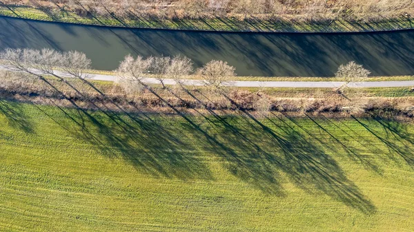 Zdjęcie lotnicze kanału Dessel Schoten w Rijkevorsel, Kempen, Belgia, pokazujące drogę wodną w naturalnym zielonym krajobrazie rolniczym. Wysokiej jakości zdjęcie — Zdjęcie stockowe