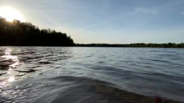 Blakheide, Beerse, Belçika, günbatımı bir orman gölü üzerinde, barış macerası için dönüm noktası tatil panorama manzarası yüzen gün batımı gölü, göl suyu, gökyüzü ağaçlarının yansıması.