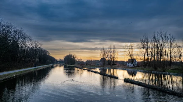 Kanalen Dessel Schoten flygfoto i Rijkevorsel, kempen, Belgien, visar vattenvägen i det naturliga gröna jordbrukslandskapet. Högkvalitativt foto — Stockfoto