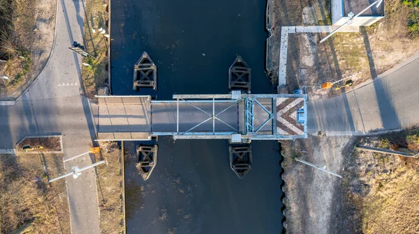 Vista superior aérea con dron de un puente Draw sobre el canal Dessel-Schoten en Rijkevorsel, Amberes, Bélgica —  Fotos de Stock