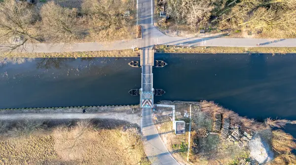 Widok z góry z dronem mostu zwodzonego nad kanałem Dessel-Schoten w Rijkevorsel, Antwerpia, Belgia — Zdjęcie stockowe
