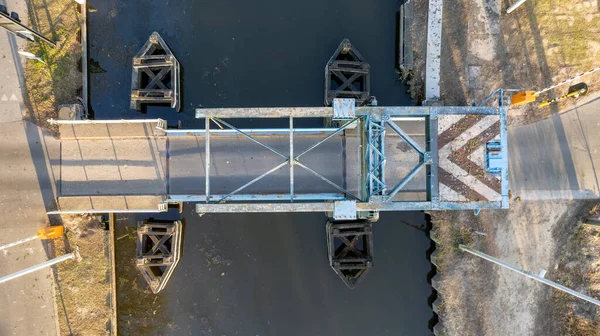 Vista superior aérea con dron de un puente Draw sobre el canal Dessel-Schoten en Rijkevorsel, Amberes, Bélgica — Foto de Stock