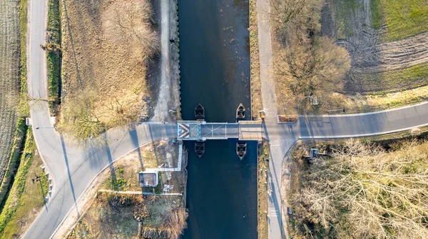 Widok z góry z dronem mostu zwodzonego nad kanałem Dessel-Schoten w Rijkevorsel, Antwerpia, Belgia — Zdjęcie stockowe