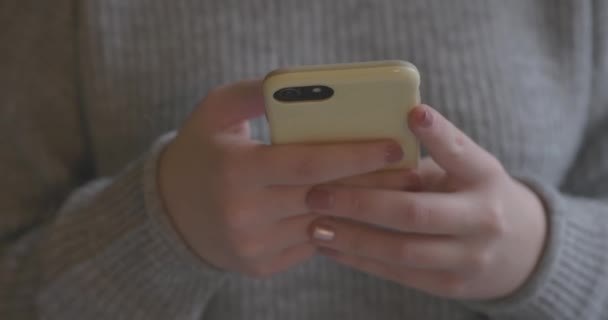 Close-up van een jonge vrouw met smartphone, gelukkig meisje met behulp van mobiele telefoon opstaan. Concept van online verslaving, sociale media, sms-berichten, sex dating, internet — Stockvideo