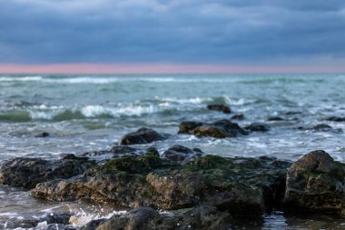  Fransa 'nın güzel ve vahşi kayalık kıyıları antika retro tonlarıyla, Fransa kıyılarının klasik manzarasıyla