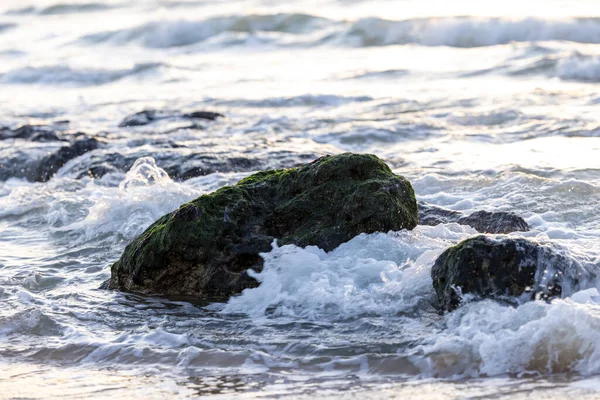 Olas sobre rocas —  Fotos de Stock