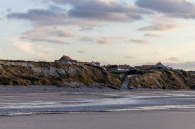 Sahilde renkli okyanus gün batımı manzarası
