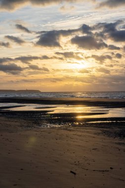 Sahilde dramatik altın gün batımı