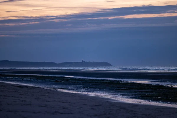 Schöner Strand am Meer bei Sonnenuntergang — Stockfoto