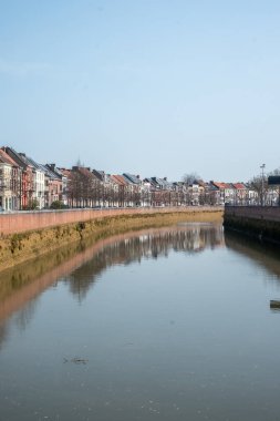 MECHELEN, Malin, Antwerp, BELGIUM, 28 Mart 2022, Belçika 'nın Mechelen kentindeki resimli binaların Dijle nehri manzarası