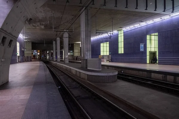 Antwerpia, Belgia, 3 kwietnia 2022 r., Pusty podziemny peron kolejowy w słynnym Dworzec Główny w Antwerpii. W 2009 roku amerykański magazyn Newsweek sędziował Antwerpen-Centraal na czwartym świecie. — Zdjęcie stockowe