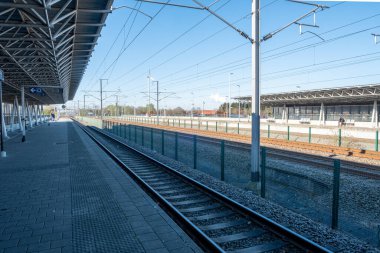 Brecht, Antwerp, Belçika, 3 Nisan 2022, Noorderkempen 'deki Boş Tren İstasyonu.